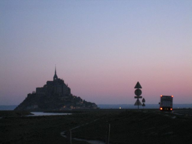 モンサンミッシェルへ向けてトラックが走って行きました。