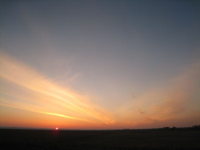 おっ、日の出だ。(*ﾟ∀ﾟ)<br />明るくなってきてから、だいぶ待って、やっと日の出です。<br />日の出は、頭出すと早かったです。<br />思えば、日の出をちゃんと見るなんて、いつ以来なんだろう？