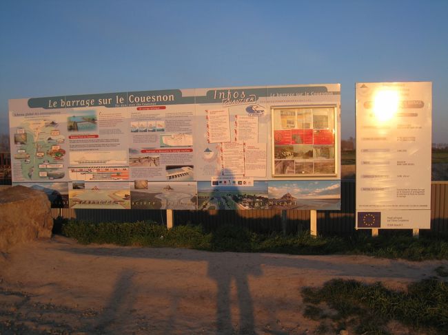 工事の看板がありました。<br />私の人影とともに。ヽ(´∀｀ゞ)<br /><br />去年からはじまったという、土砂を取り除き橋をかけるという工事、ぜんぜん進んでる感じがしませんでした。本当に２０１２年に完成するの？<br />完成したころに、また来たいものです。