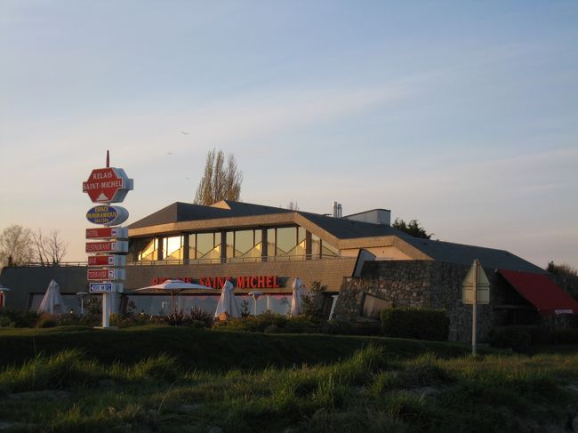 対岸唯一の４つ星ホテル、ル・レ・サンミッシェル。<br />全室、モンサンミッシェルが見えるという。<br />どんな感じなんだろ？