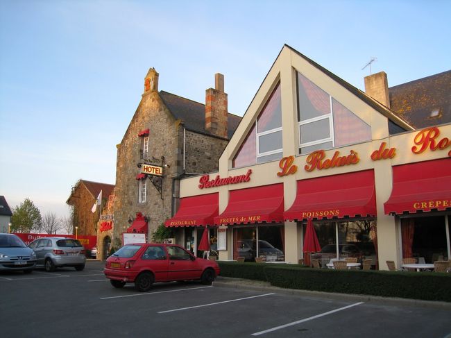 対岸にある、別のホテル＆レストラン。<br />赤がかわいいｗ