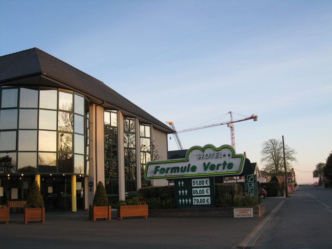 朝食をとった、レストラン近くのホテル。<br /><br />朝食後は、いよいよ、モンサンミッシェル島内へ出発です。