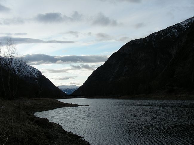 夢のソグネフョルドクルーズは下船<br /><br />　　バスでソグネフョルドエリア<br /><br />ラールダールの港町へ到着<br /><br />ソグネフィヨルドの夕日の時間