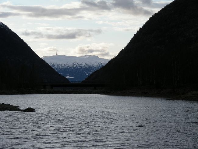 　　雪山　彼方に<br />