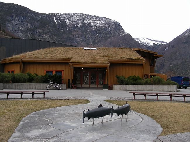 　　ノルウエーサーモンセンター<br /><br />入り口前に置かれた　鮭の飾り<br /><br />　　宿へ。。寝ます。。。。