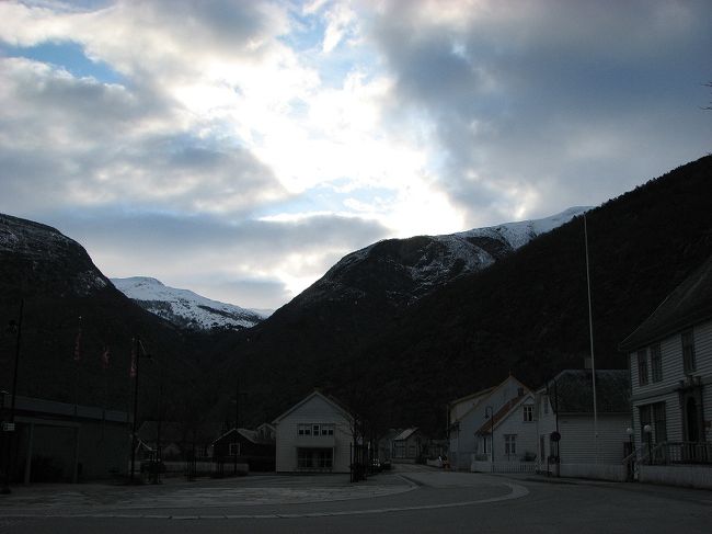 誰も居ない、誰も起きていない<br /><br />ノルウエのラールダールの街<br /><br />　今は私だけの街