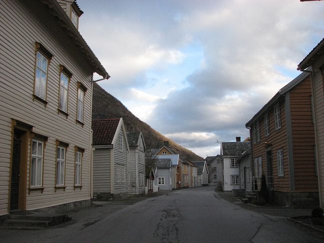 何の音も無い、、、、<br />　<br />　　　　シーン<br /><br />　　　　　朝明けの空