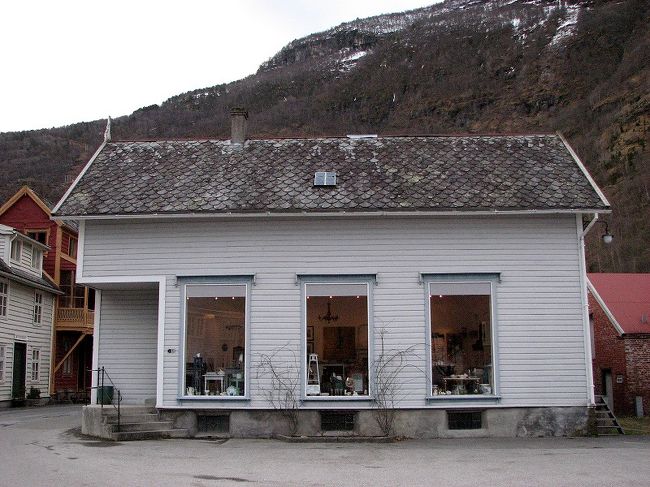 　店内の明かりは付いてます