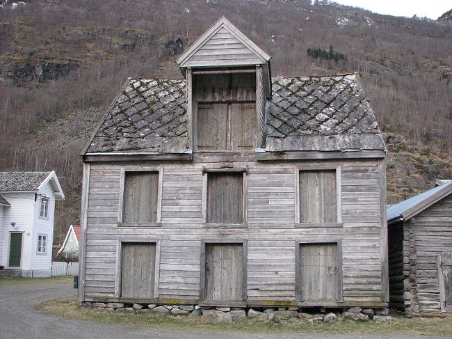 　　木造の古い倉庫