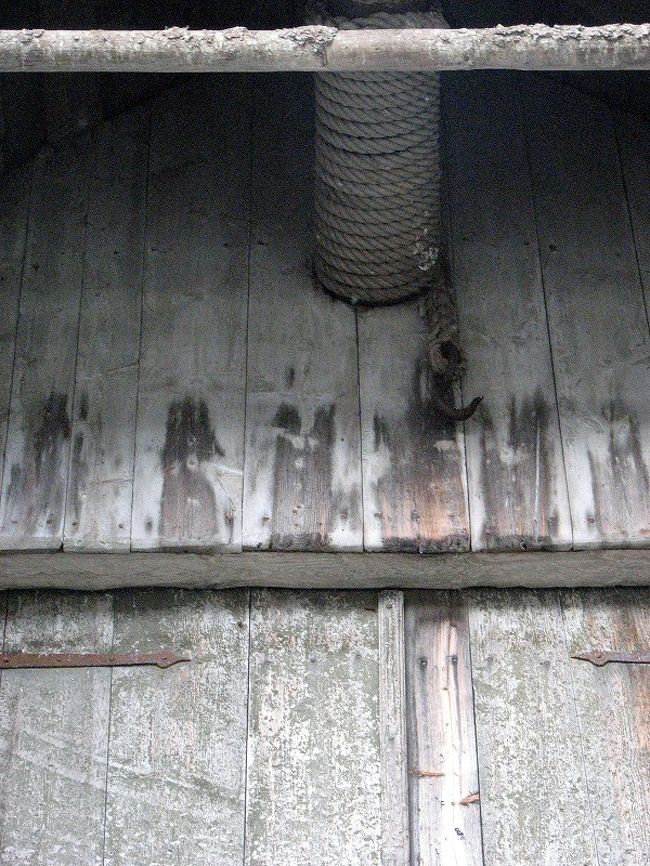 　更に近寄って見上げると<br /><br />荷揚げ用の巻き上げが見えます。