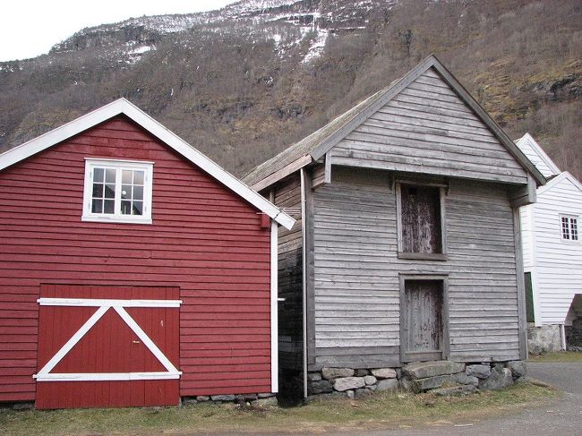 比較的新しい倉庫と<br /><br />時代を感じる古い倉庫