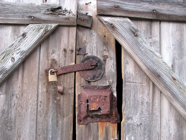 　古い倉庫の古い鍵に新しい鍵