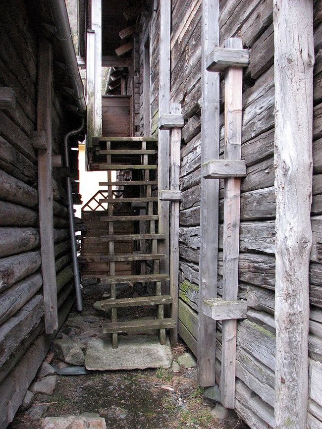 　倉庫と倉庫の間