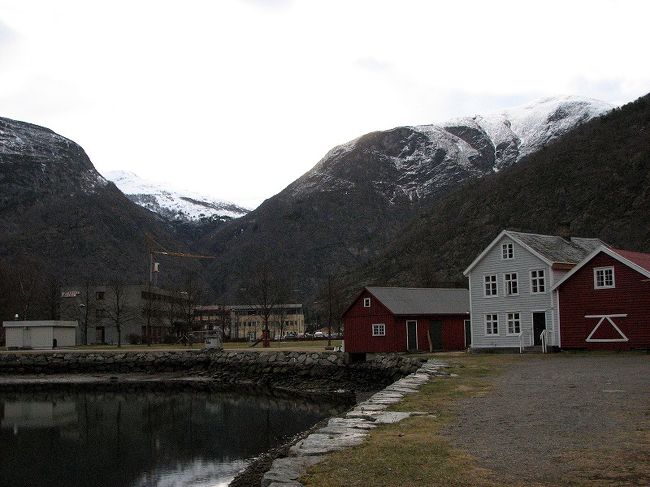 倉庫の前の漁業用の船着場