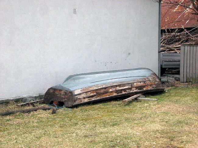 打ち捨てられた<br />　　　　木造のボート