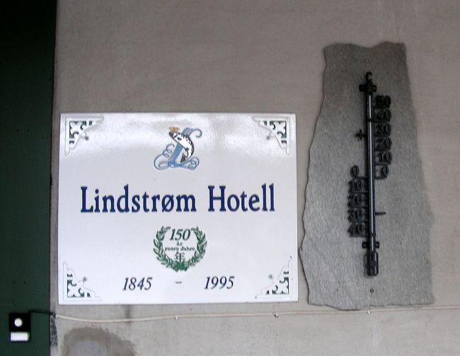 宿　パンフレットより<br /><br />ラーダールの「リンドストロムホテル」は、<br />１８４５年以来、家族経営で今日にいたり、<br />１９９５年には１５０周年を記念いたしました、<br />元来ホテルは船着場として創業されたが、、、。。<br />略。。<br /><br />ラーダールとアウランを結ぶスノーヴェーゲン、<br />ノルエーの「天然の鮭」の産地、<br />１７００年代１８００年代よりの建築物が保存されている「ラーダール旧市街地」がある<br />略。。<br /><br />ソグネフョルド、ナーロイフィヨルドの観光も<br />ラールダールを拠点として可能である。<br /><br />「」は義臣が書き込みました。<br />