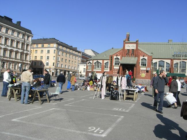 やはり店はまばら。<br /><br />昼くらいじゃないとダメなのかな？<br /><br />後ろの建物はアンティークが売られています。