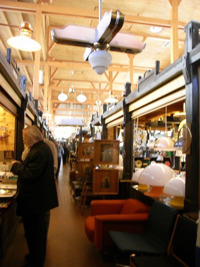 後ろのアンティークのものばかり集めた売り場に入りました。かわいいものもありますが、高い〜