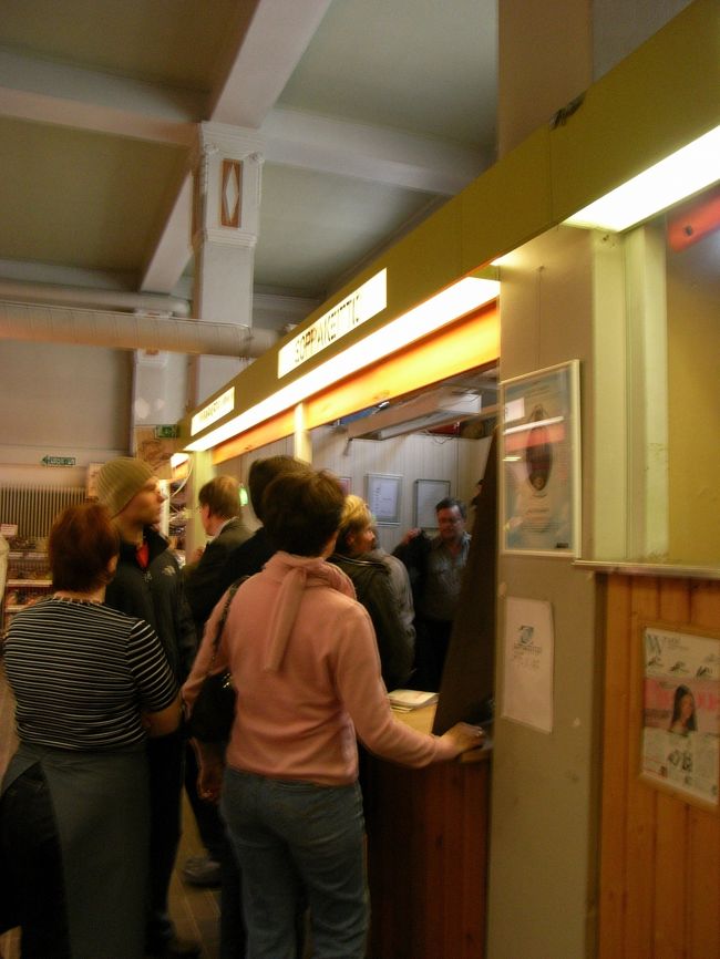 とても混んでいる店を発見。<br />ココだけ異様に人がいました。