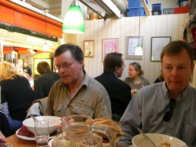 私も並んで食べることに。スープとパンの店。<br /><br />相席。おじさん方、気を使わせてしまってすみませんでした。