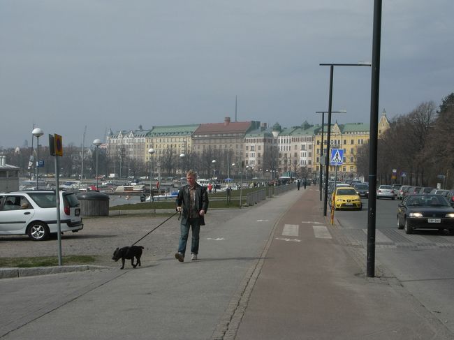 少し先まで行くと港がありました。