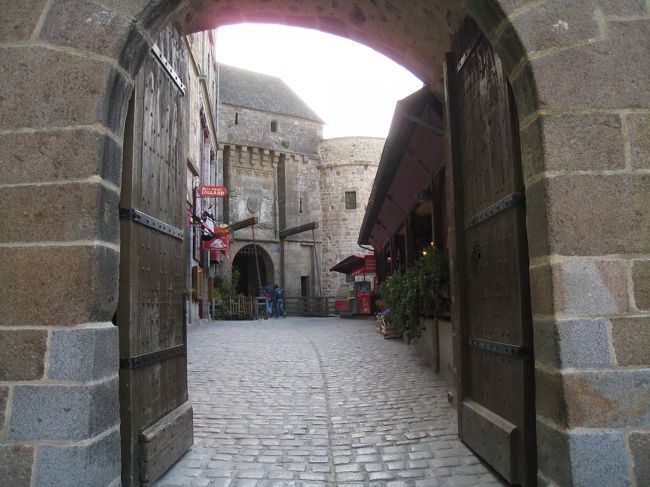 さらに門をはいると、左手に、有名なプラールおばさんのオムレツ屋さんがあります。