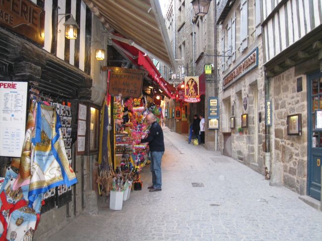 大通り。人はまだ少ない。