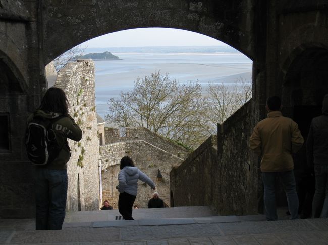 修道院まで、ひたすら登ります。<br />ちょっと、後ろをふりかえりつつ。