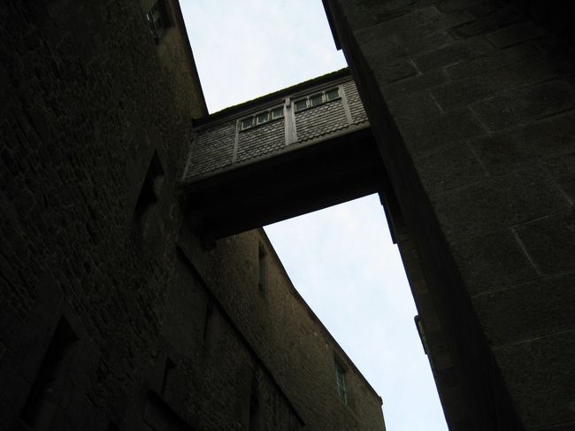 この渡り廊下渡るのは怖いなぁ。<br />確か、司教さんがお祈りの時に下まで降りなくても、すぐ行けるようにするためのものだとか。