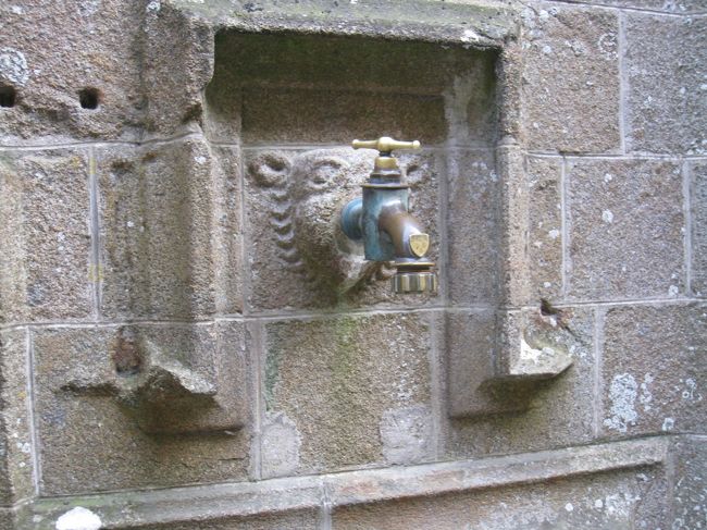 水道の蛇口がぽつぽつありました。