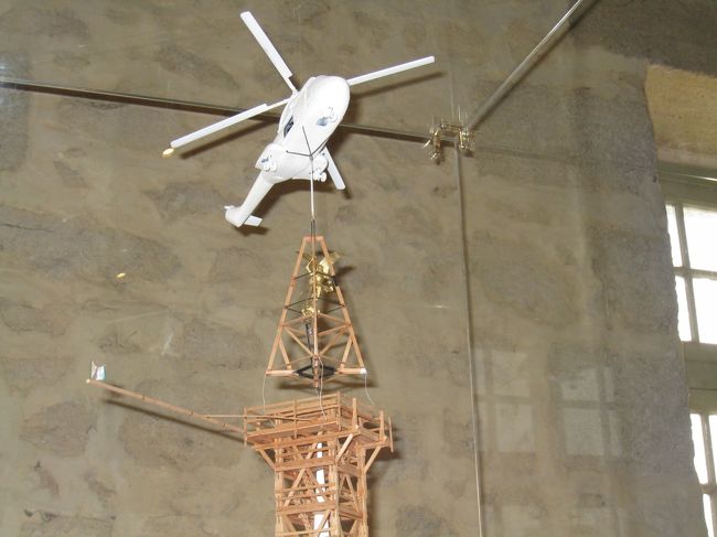 ヘリコプターで、ミカエル様をてっぺんに取り付けようとしているところ。