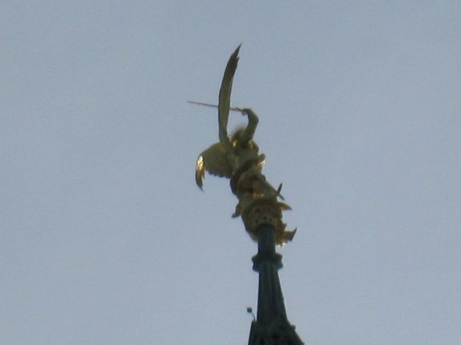 てっぺんのミカエル様をズームしてみる。