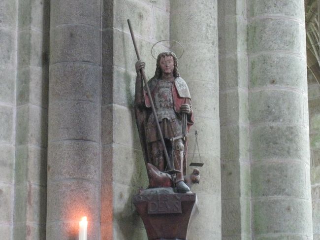 ミカエル様の像。<br />持ってる天秤で、最後の審判を行うそうです。