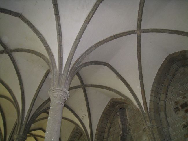 天井のアーチがキレイ。