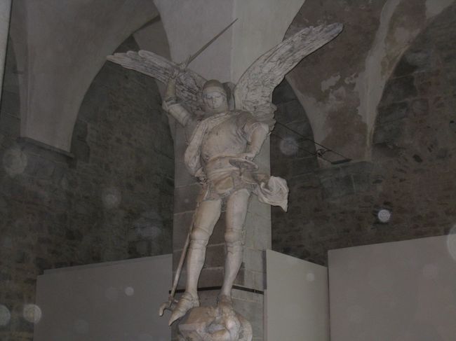 てっぺんのミカエル様のレプリカ。