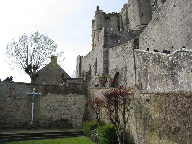 修道院の出口を出たところ。<br />風がおそろしく強かったです。目も開けてられない。あまりにひどいところは後ろ向きにすすみました。<br /><br />よし、次は島内の散策だ。(*ﾟ∀ﾟ)