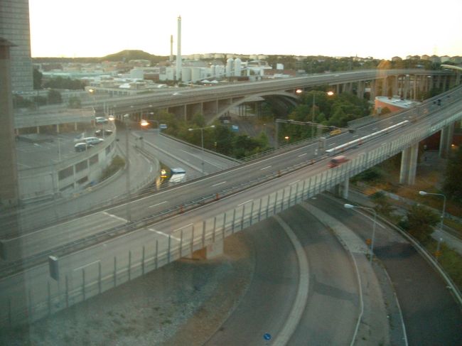 朝５時前に起きて、ホテルの窓より外の景色を撮る。<br /><br />時間がまだ早いので交通量も少ない。