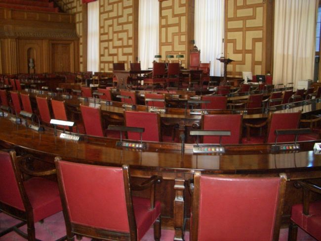 市庁舎内の市議会会議場です。<br /><br />デスク、椅子等は年代を感じますが、投票は電子投票<br /><br />となっており、そのスイッチがある。