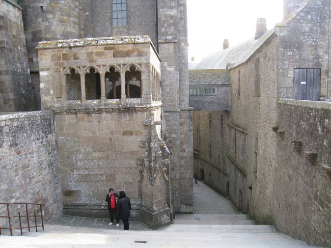 登ってきた最後の階段を振り返る。<br />って今気づいた！、ロボット兵のような壁の穴、こんなとこにあったのか。（　´_ゝ`）<br />ここにいた時には、まったく気づかなかった。<br />なんてこったい。