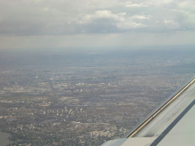 パリの上空、写真右上にエッフェル塔がかすかに見える。