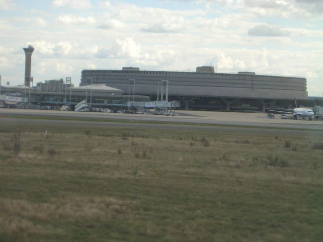 着陸直後に撮った、シャルルドゴール空港のビル。<br /><br />思ったより小さい。