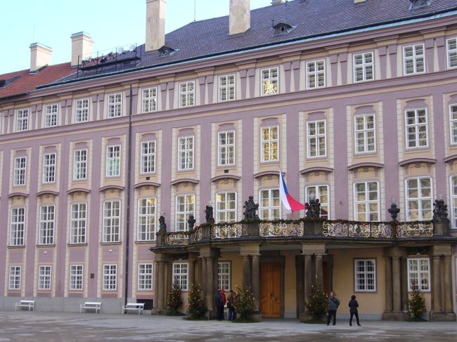 旧王宮。<br />このバルコニーで共産主義の終焉が宣言された、<br />らしい。