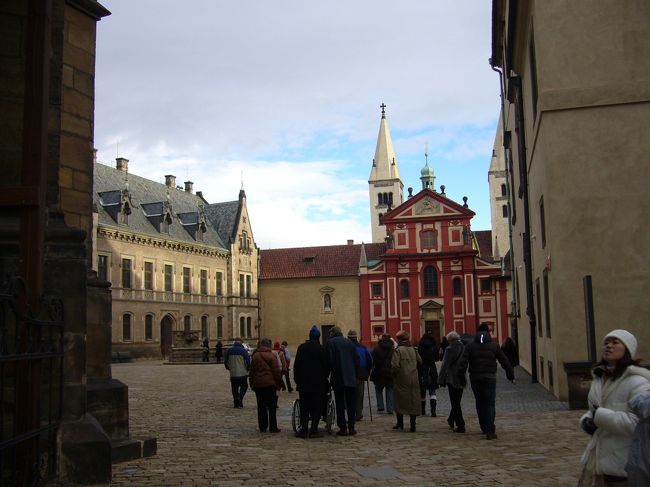 旧王宮の横を通り抜けると、目の前には<br />聖イジー教会。（赤い建物）<br />城内最古の教会だそうです。