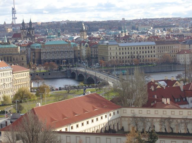 プラハ城は小高い丘の上にあるので、プラハの町を<br />一望できる。<br />写真はカレル橋と勘違いして撮った別の橋。<br /><br />（表紙の写真はここから撮った風景）