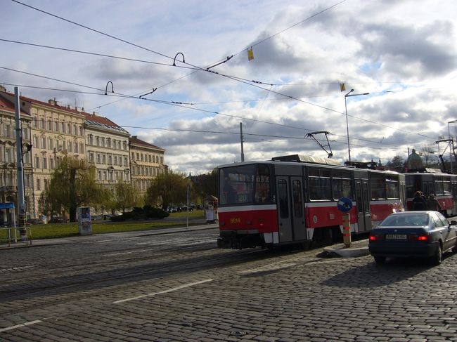 プラハ城から旧市街へ向かう途中で見た風景。<br />写真の路面電車は、トラム。