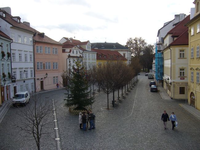 カレル橋付近の風景。<br /><br />ここの広場は、映画「ミッション・インポッシブル」で使われたとか。