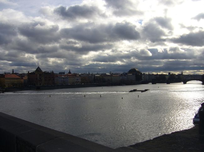 カレル橋へ。<br /><br />カレル橋より眺めたヴルタヴァ（モルダウ）川。<br />スメタナの「モルダウ」を心の中で歌いながら・・<br /><br />同じツアーで指揮付きで歌ってる方もいました。<br />ちょっとおかしかったけど、その気持ちわかる（笑）<br />