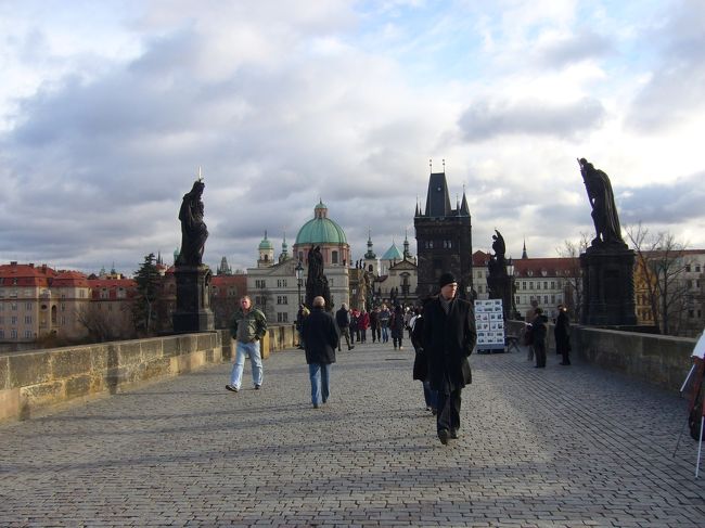 橋には、大道芸人がいたり、露店がでていました。<br /><br />