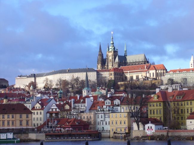カレル橋より見たプラハ城。<br /><br />快晴でないのが残念だけど、曇りは曇りで<br />雰囲気ありました。