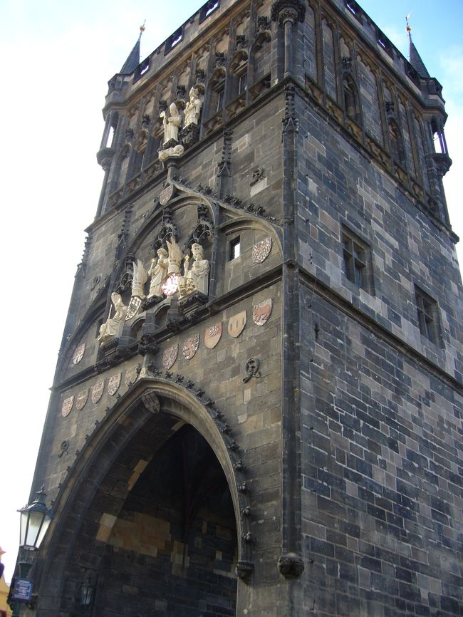 橋の袂にある柱。